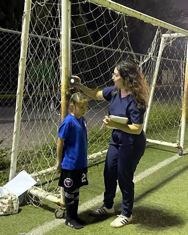Especialista del club midiendo la estatura de una jugadora