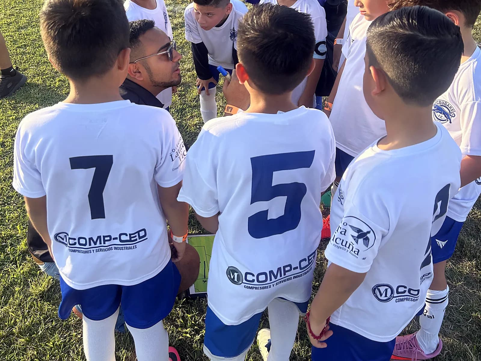 Jugadores en rueda escuchando la charla antes del partido